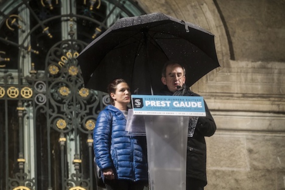Beatriz Talegón, junto a Kike Amonarriz, en el acto que puso fin a la marcha de Sare. (Aritz LOIOLA/ARGAZKI PRESS)