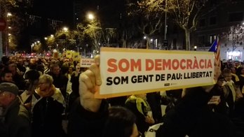 Los manifestantes llevaban carteles con el lema principal de la marcha, «som gent de pau», y varios añadidos como «som democracia» o «som dignitat».