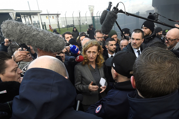 La ministra francesa de Justicia, Nicole Belloubet, en la cárcel de Vendin-le-Vieil. (François  LO PRESTI/AFP)