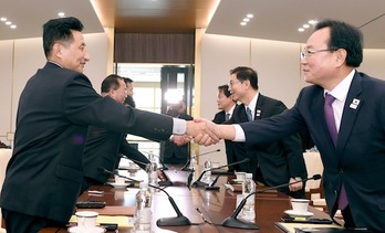 Saludo entre las delegaciones de ambas Coreas durante el encuentro. (AFP)