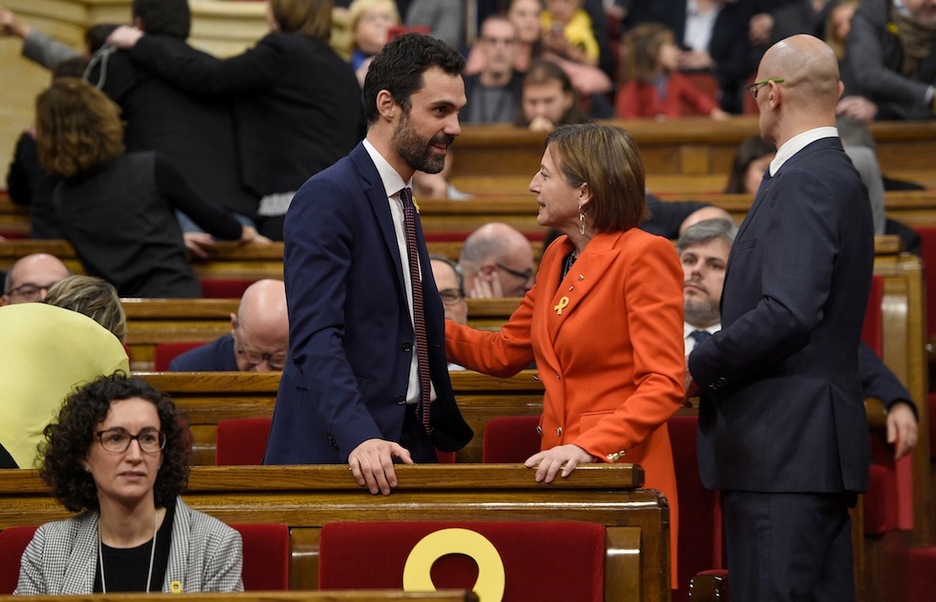 Roger Torrent ha tomado el relevo a Carme Forcadell al frente del Parlament. (Lluis GENE / AFP)