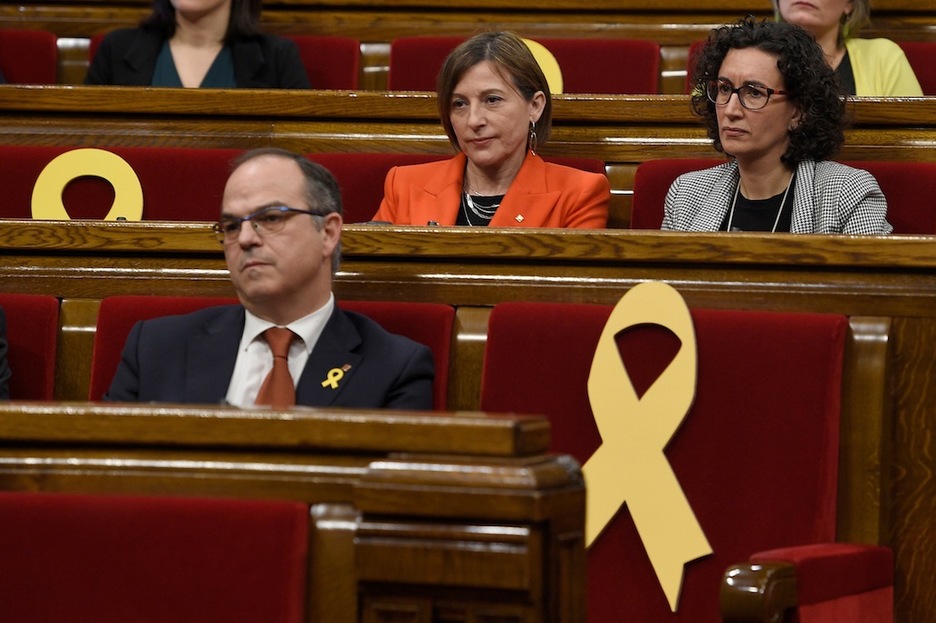 Lazos amarillos han ocupado los asientos de los presos y quienes están en Bruselas. (Lluis GENE / AFP)