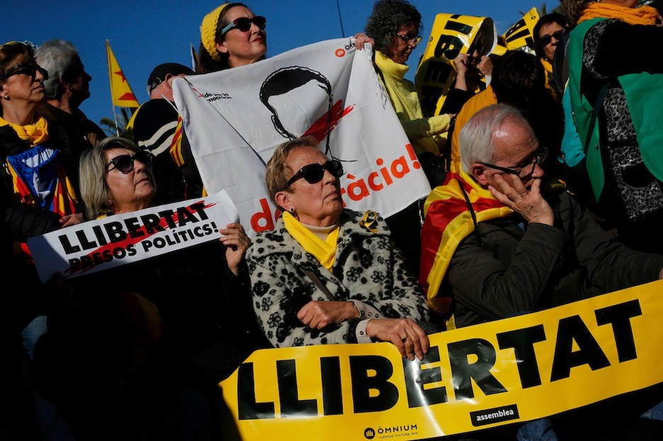 Los exteriores del Parlament se han llenado y han aplaudido el nombramiento. (Pau BARRENA / AFP)