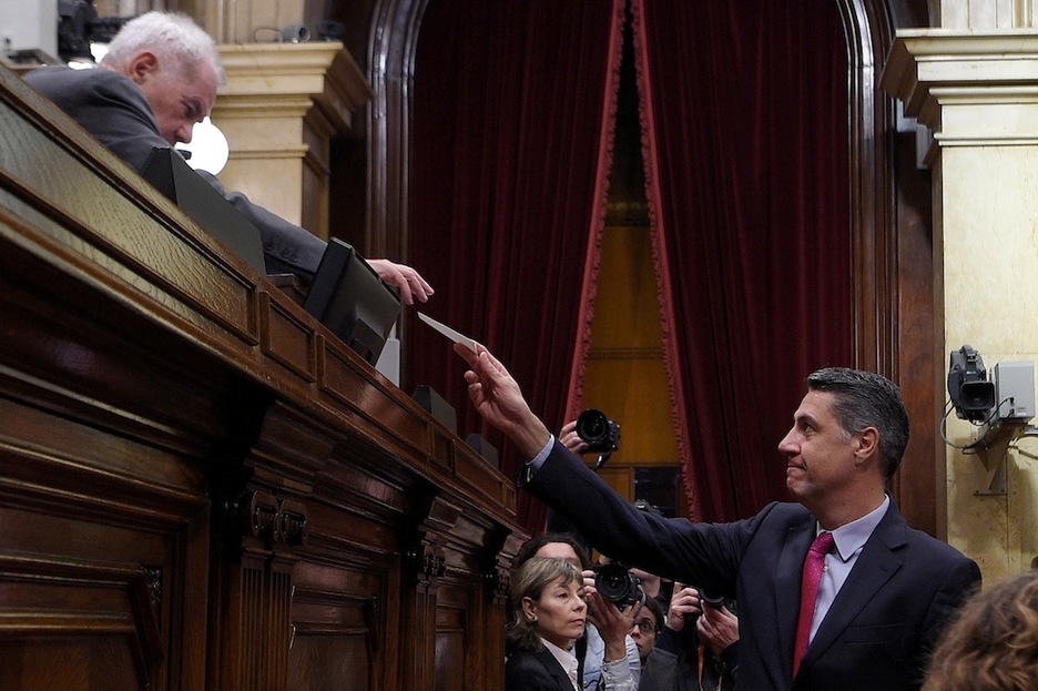 Albiol, a la hora de emitir su voto. (Lluis GENE / AFP)