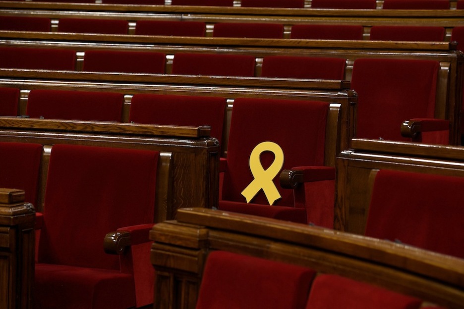 El asiento de Oriol Junqueras, con un lazo amarillo. (Lluis GENE / AFP)