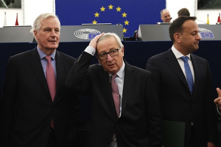 Juncker, en el centro de la imagen, durante el pleno del Parlamento Europeo celebrado en Estrasburgo. (Frederick FLORIN/AFP)