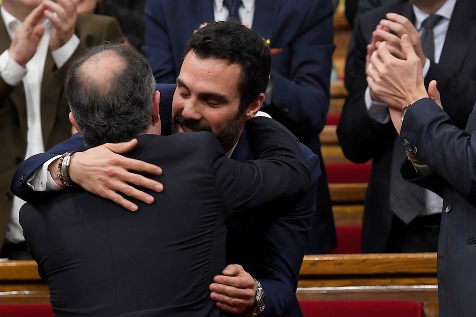 Turull, felicitando al nuevo presidente del Parlament. (Lluis GENE / AFP)