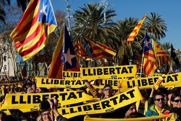 Esteladas y gritos de «llibertat», en Barcelona. (Pau BARRENA / AFP)