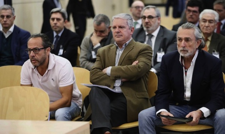 De izquierda a derecha, ‘El Bigotes’, Pablo Crespo y Francisco Correa, durante el juicio. (POOL EFE)
