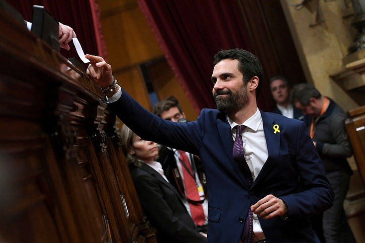 Roger Torrent, emitiendo su voto durante la sesión de hoy. (Lluis GENE / AFP)