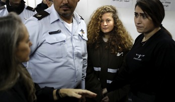 La adolescente Ahed Tamimi, durante su arresto. (Thomas COEX / AFP)