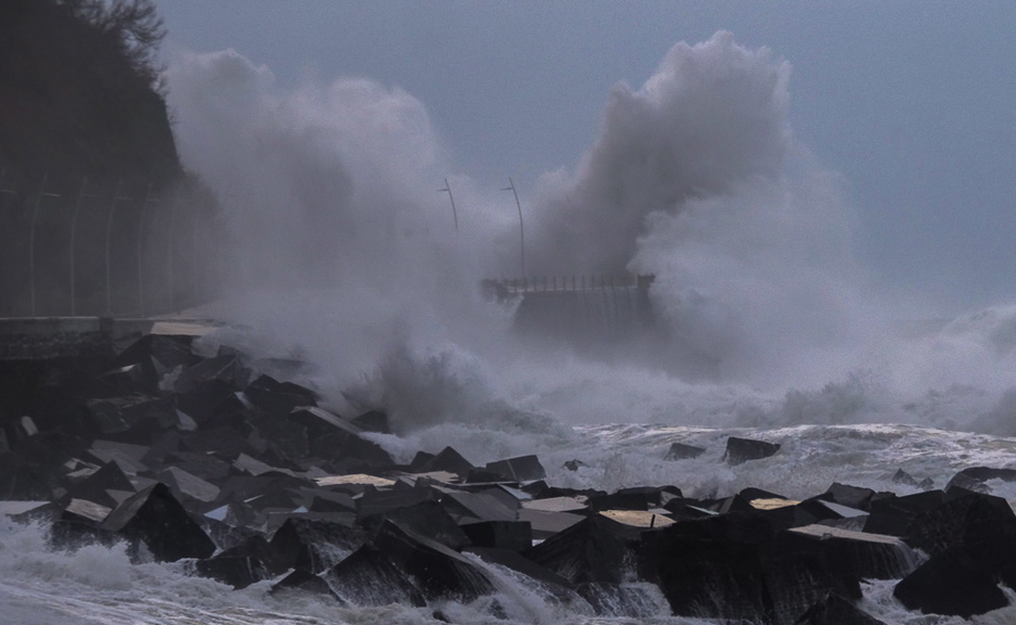 Olas contra el Paseo Nuevo de Donostia. (Andoni CANELLADA / ARGAZKI PRESS) 