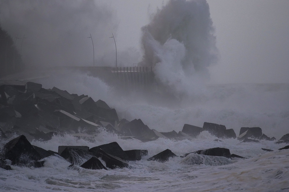 Olas contra el Paseo Nuevo de Donostia. (Andoni CANELLADA / ARGAZKI PRESS) 