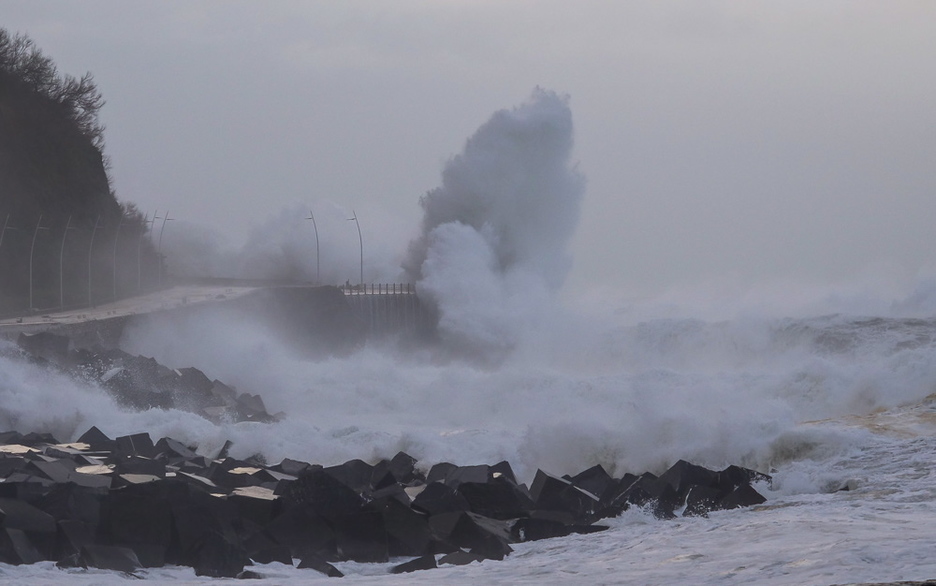 Olas contra el Paseo Nuevo de Donostia. (Andoni CANELLADA / ARGAZKI PRESS) 