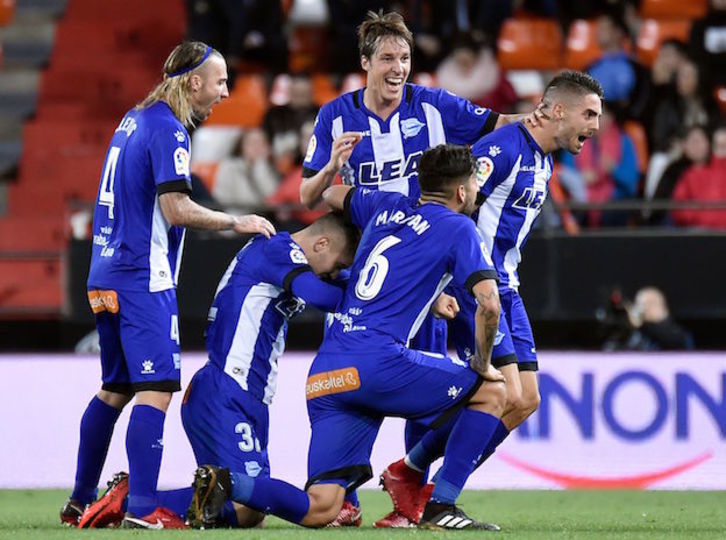 Los albiazules celebran el gol de Sobrino. (José JORDAN / AFP)