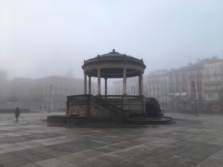 La plaza del Castillo, cubierta por la niebla.