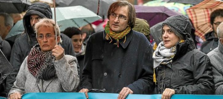Anaiz Funosas, présidente de Bake Bidea, et Jérôme Gleizes, élu EELV (Les Verts) de Paris, étaient à la banderole de tête à Bilbo. © Argazki Press 