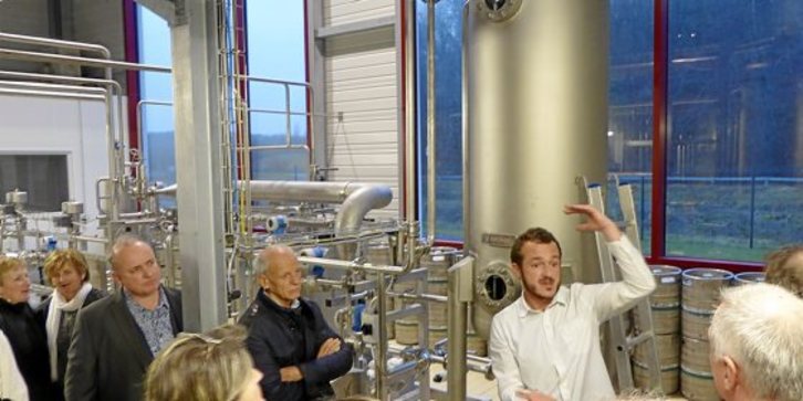 Alain Mailharro, gérant et guide de la Brasserie du Pays Basque, initie les visiteurs au secret d'élaboration d'une bière. © Peio DIBON