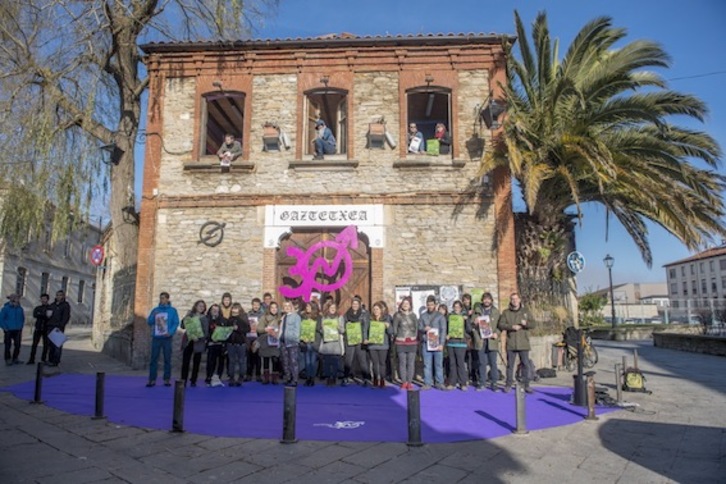 Gasteizko Gaztetxearen 30. urteurrena ospatzeko prestatutakoen berri emateko agerraldia egin dute. (Juanan RUIZ/ARGAZKI PRESS)