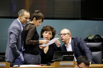 Chivite, de pie en el centro, en la pleno de la Cámara. (PARLAMENTO DE NAFARROA)