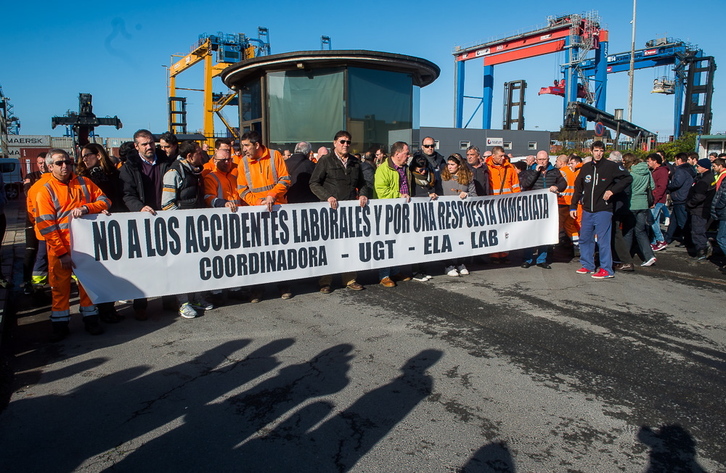 Concentración sindical en el puerto de Bilbo tras el accidente ocurrido en enero. (Luis JAUREGIALTZO / FOKU)