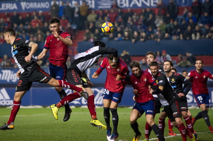 Atacantes rojillos buscan sin éxito el remate. (Iñigo URIZ / ARGAZKI PRESS)