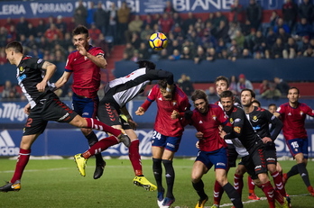 Atacantes rojillos buscan sin éxito el remate. (Iñigo URIZ / ARGAZKI PRESS)