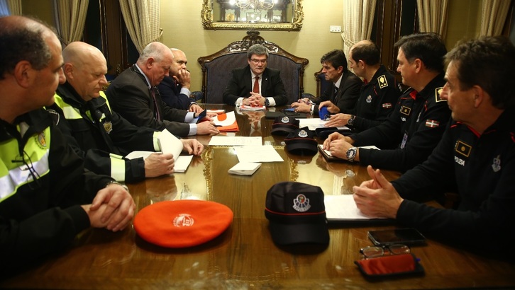 Aburto, Ertzaintza eta Udaltzaingoko buruekin bileran. (Bilboko Udala)