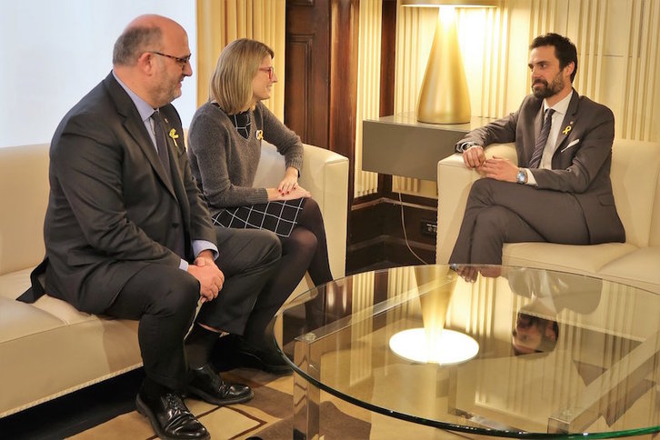 Roger Torrent, en la reunión que ha mantenido hoy con Elsa Artadi y Eduard Pujol (JxCat). (@parlament_cat)