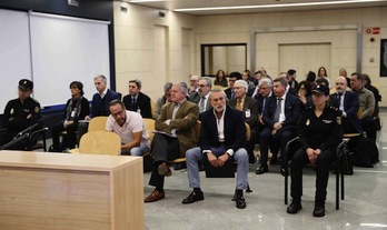 De izquierda a derecha, ‘El Bigotes’, Crespo y Correa, durante el juicio. (POOL EFE)