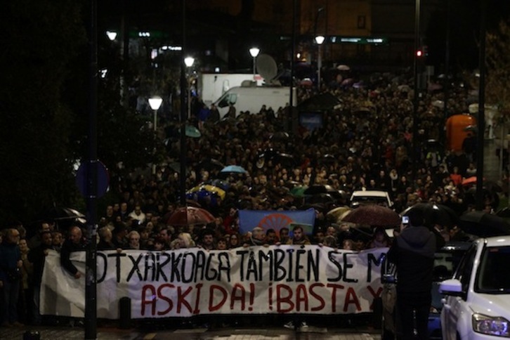 Cientos de vecinos de Otxarkoaga se han sumado a la protesta. (Aritz LOIOLA/ARGAZKI PRESS)