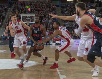 Beaubois, flanqueado por dos jugadores del conjunto italiano. (Juanan RUIZ/ARGAZKI PRESS)
