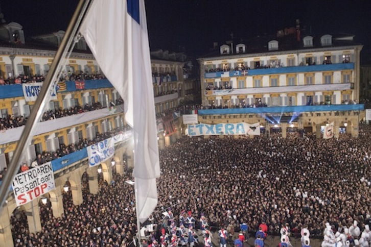 Banderaren igoerarekin batera lehertu da festa Donostian. (Juan Carlos RUIZ/ARGAZKI PRESS)