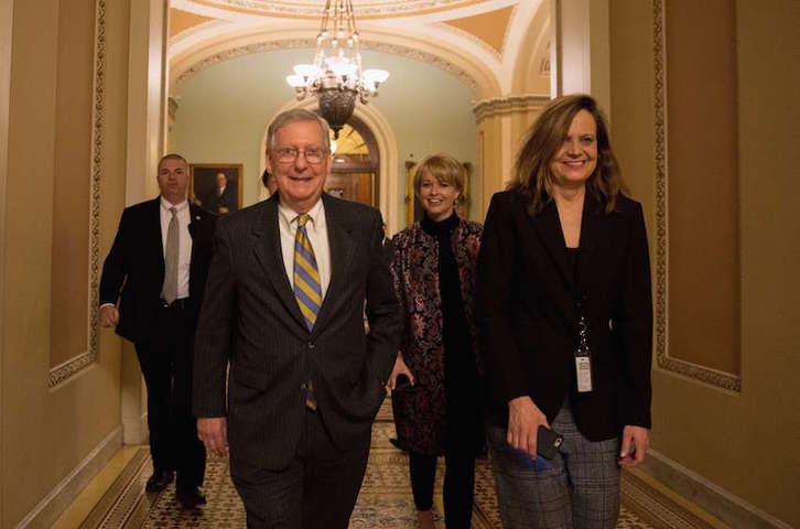 Mitch McConnell –izquierda–, líder de los republicanos en el Senado. (Tasos KATOPODIS/AFP)