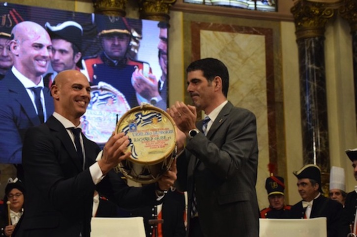 Richard Oribe, irribarretsu, Urrezko Danbor preziatua eskutan duela. (Juan Carlos RUIZ/ARGAZKI PRESS)