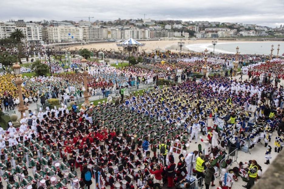 Haurren danborradak kolorez jantzi du Alderdi Eder. (Juan Carlos RUIZ/ARGAZKI PRESS)