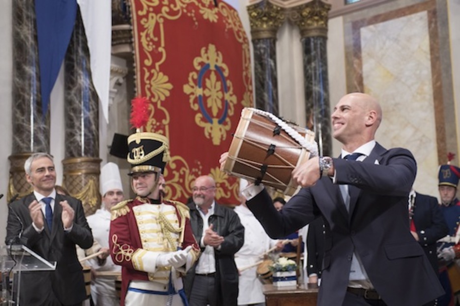 Richard Oribe igerilari paralinpiarra, Urrezko Danbor preziatua eskutan. (Juan Carlos RUIZ/ARGAZKI PRESS)