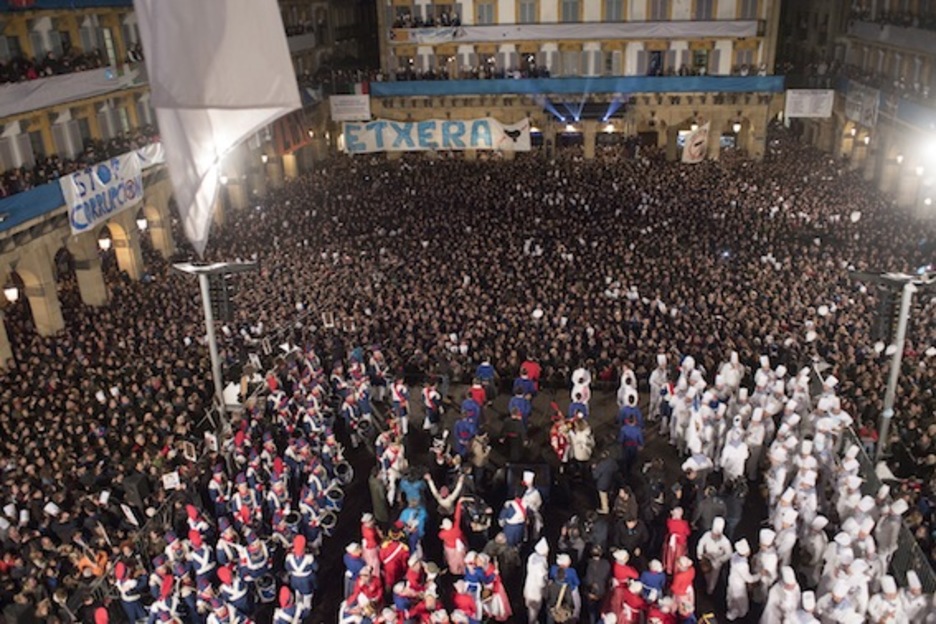 Bandera igoera ekitaldiarekin lehertu zen festa. (Juan Carlos RUIZ/ARGAZKI PRESS)