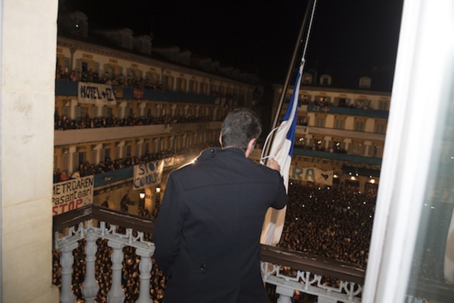 Eneko Goia alkatea, bandera igotzen. (Juan Carlos RUIZ/ARGAZKI PRESS)