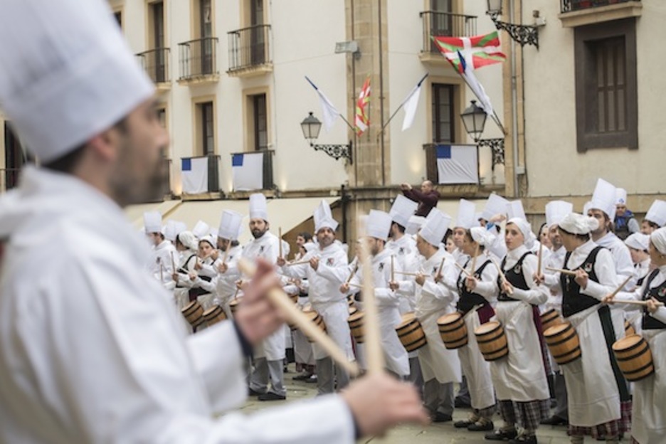 Danbor eta barril doinuak nonahi entzun daitezke. (Juan Carlos RUIZ/ARGAZKI PRESS)
