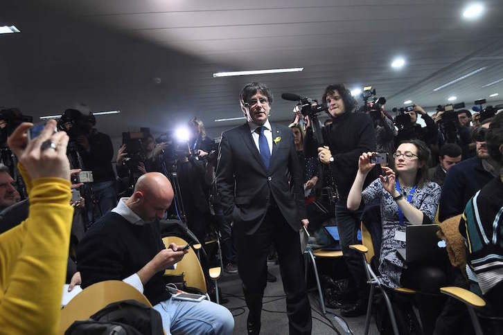 Puigdemont, durante una de sus comparecencias de prensa en Bruselas. (Emmanuel DUNAND/AFP)