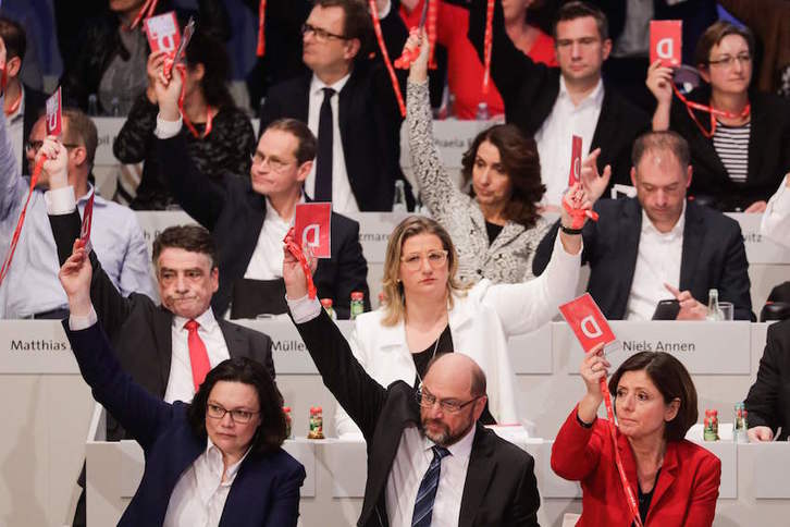 La cúpula del SDP vota a favor de la propuesta de su líder, Martin Schulz. (Kay NIETFELD/AFP)