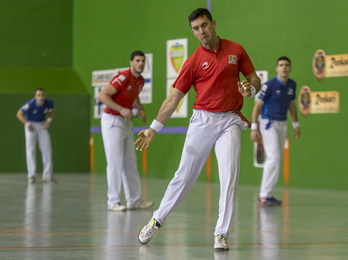 Urrutikoetxea, sakea ateratzera. (Juanan RUIZ/ARGAZKI PRESS)