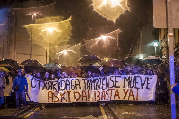 Manifestación en Otxarkoaga en denuncia por el crimen de los dos ancianos. (Aritz LOIOLA / ARGAZKI PRESS)