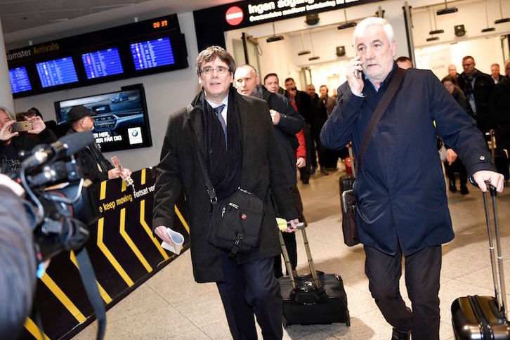 Carles Puigdemont llega al aeropuerto de Copenhague junto a Josep María Matamala. (Tariq MIKKEL KHAN/AFP) 