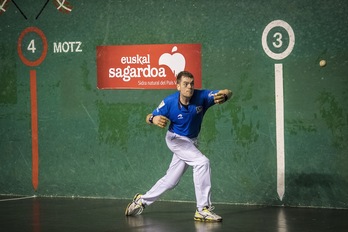 Unai Lasok erakustaldia eman du partidaren bigarren zatian. (Gorka RUBIO / ARGAZKI PRESS)