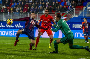 Puntuak banatu dituzte Eibarrek eta Malagak. (Jaizki FONTANEDA / ARGAZKI PRESS)