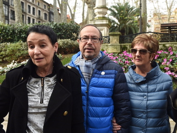 La abogada Jone Goirizelaia con Manu Cabacas y Fina Liceranzu. (ARGAZKI PRESS)