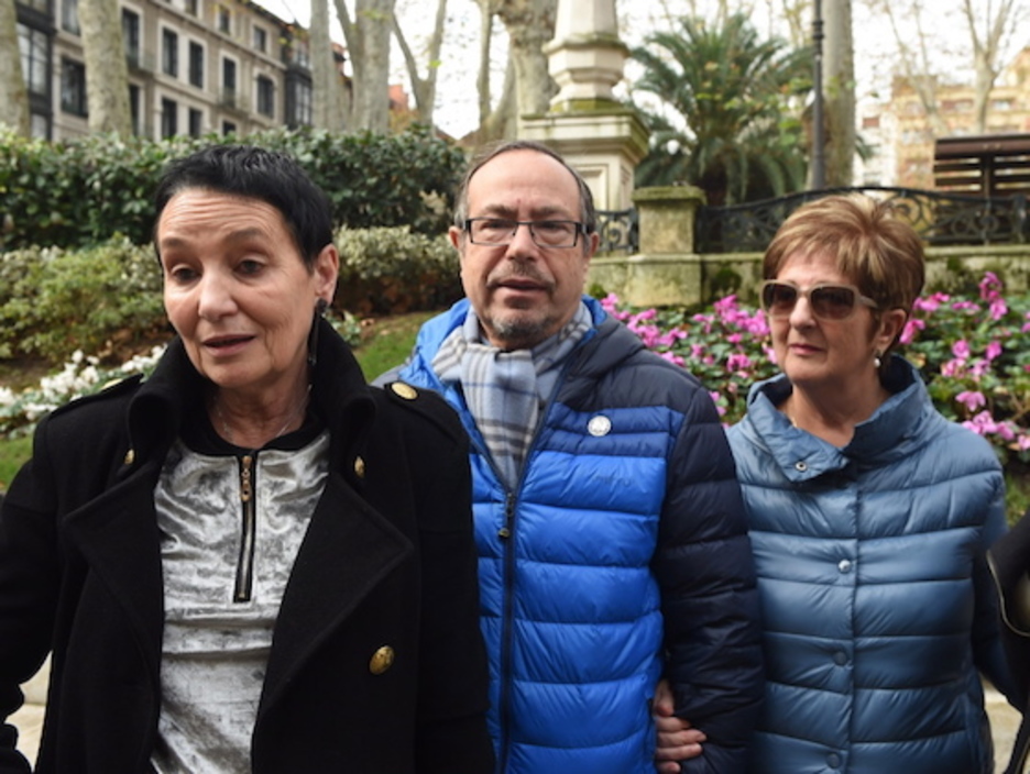 La abogada Jone Goirizelaia con Manu Cabacas y Fina Liceranzu. (ARGAZKI PRESS)