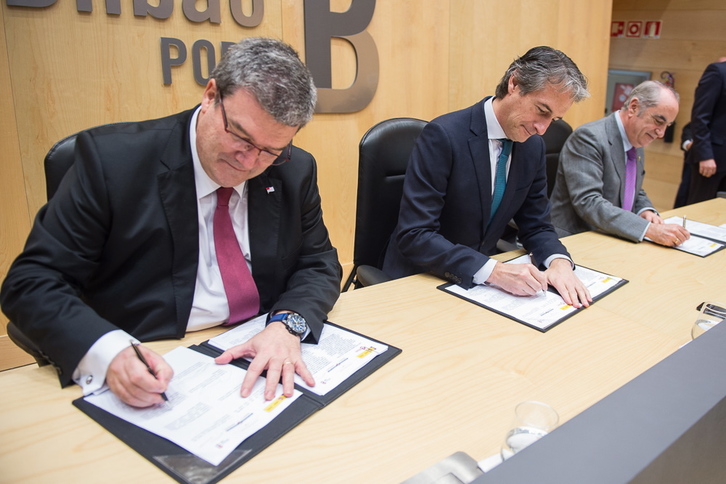 Aburto, De la Serna y Arriola firmando el convenio. (ARGAZKI PRESS)